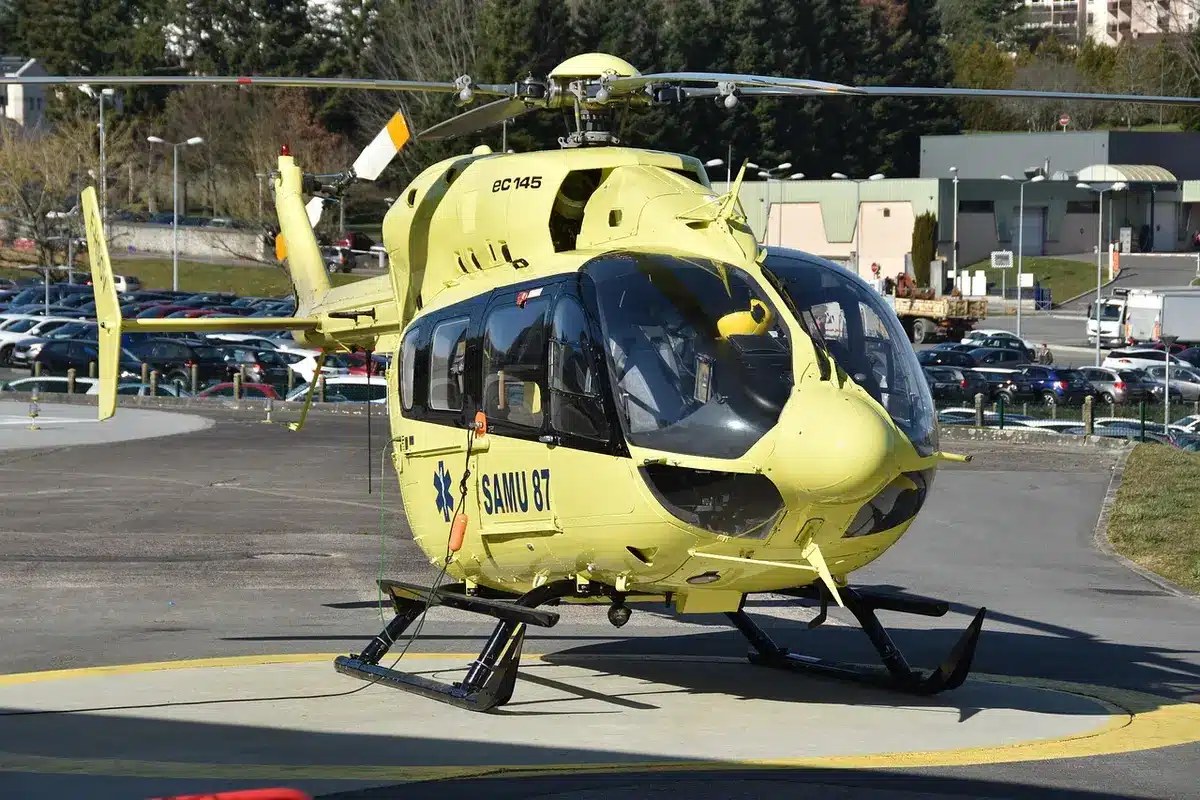Helicóptero medicalizado en una maniobra de evacuación sanitaria
