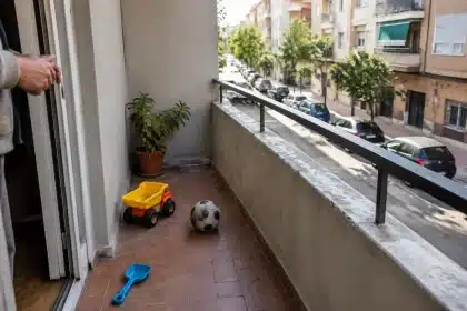 madre y niño de 3 años heridos al caer desde un balcón en Canals