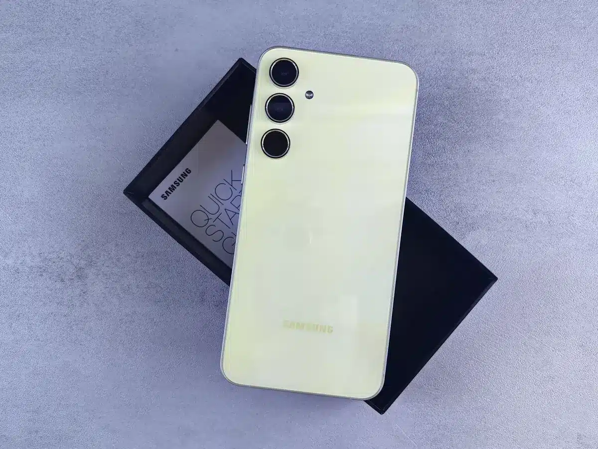 Empty retail display with a generic flagship smartphone in a simple box on a shelf, soft store lighting, no logos or identifiable marks