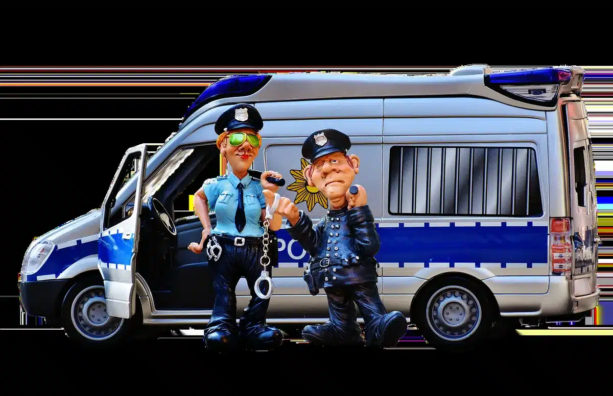 Agentes de policía en patrulla nocturna junto a la costa