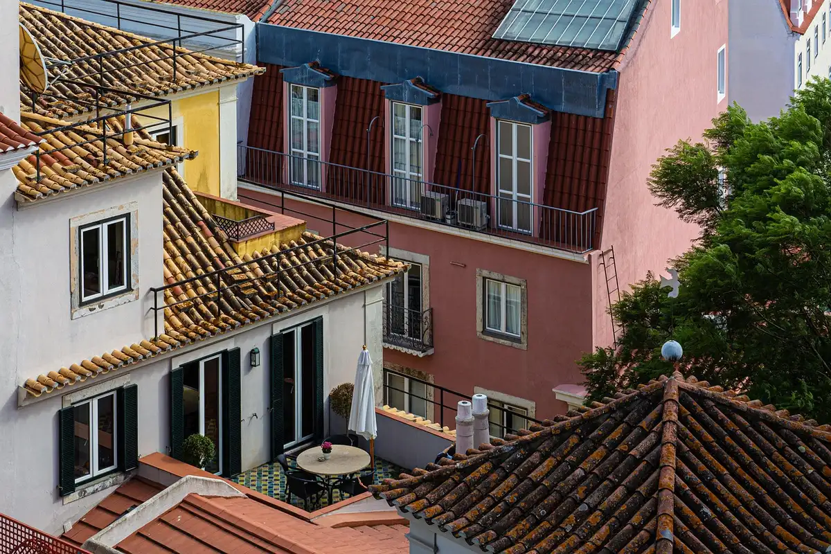 Sistema de riego por goteo con paneles solares en una parcela de frutales