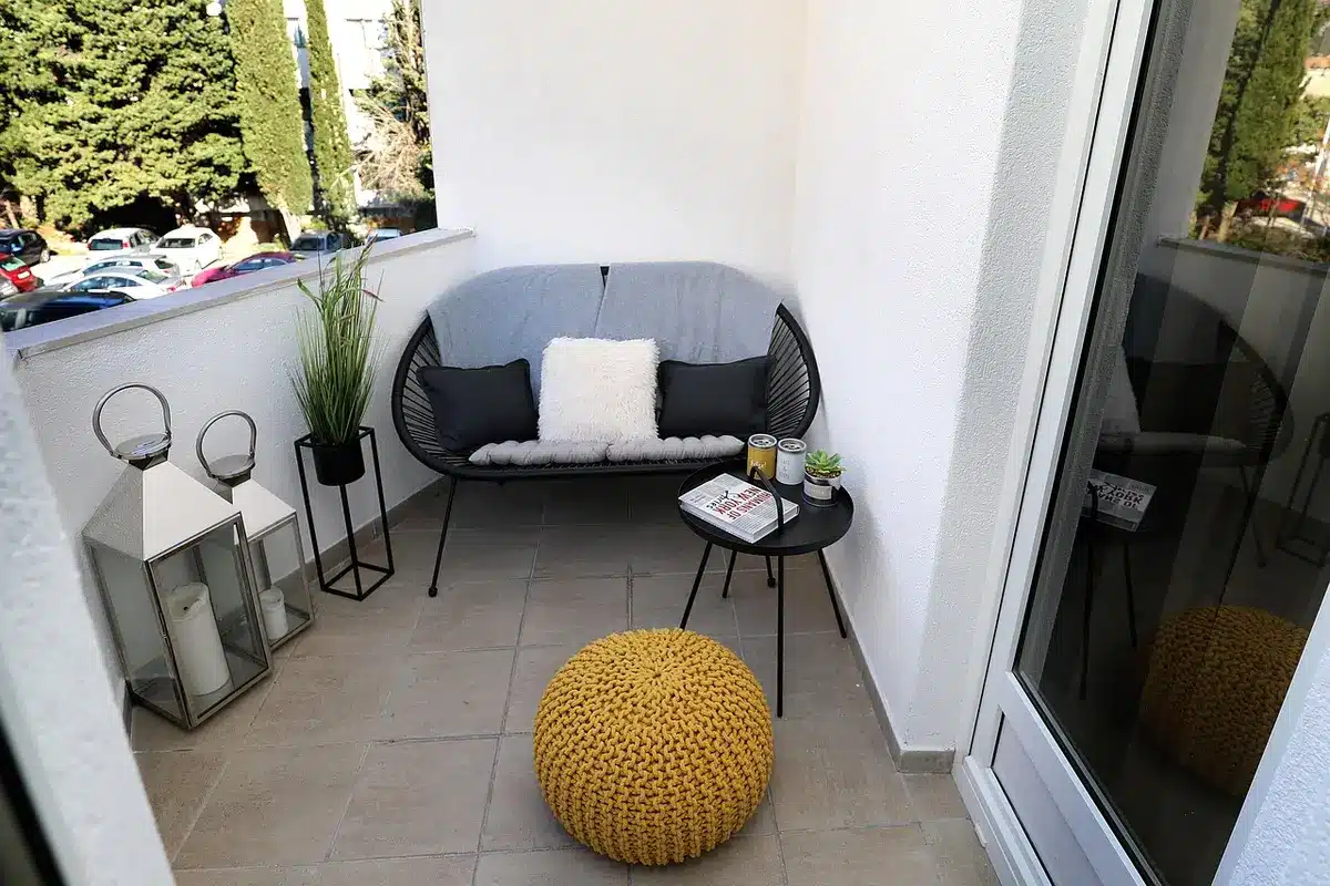 Terraza urbana con jardineras altas y celosía para privacidad