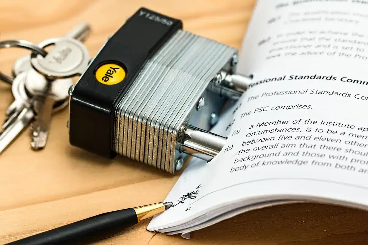 Mesa con documentos y fichas de personal para recursos y devoluciones