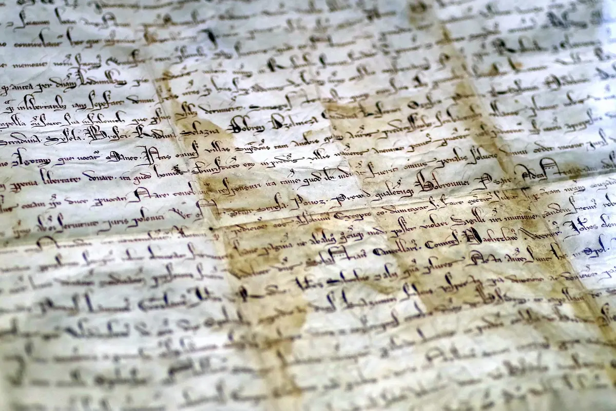 Manuscrito antiguo sobre un escritorio de producción
