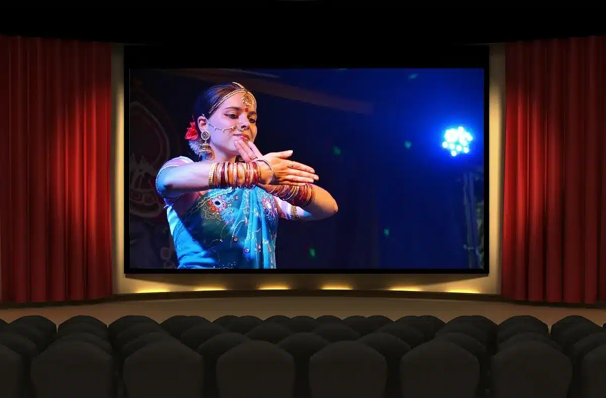 Sala de cine antigua con público asistiendo a una proyección