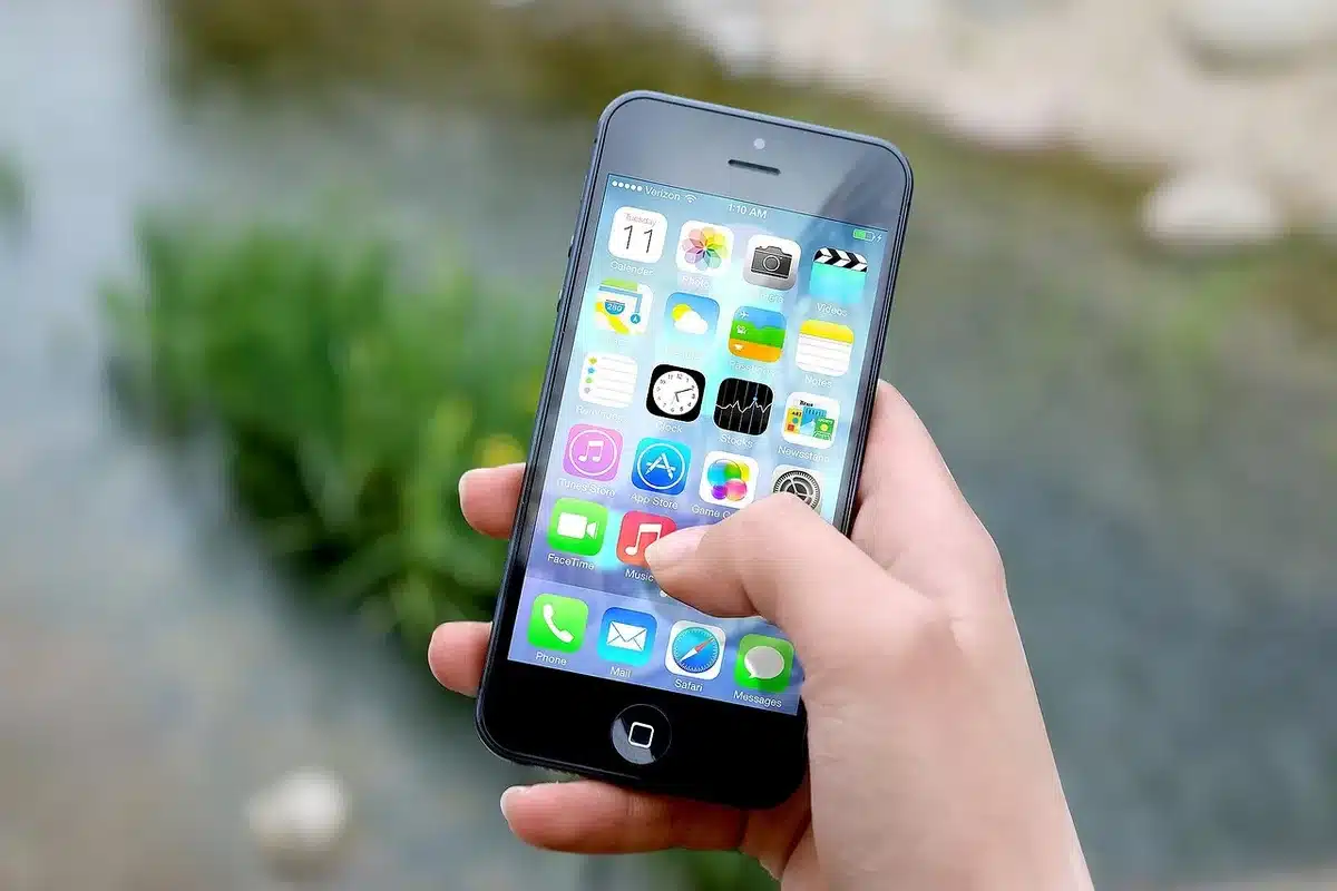 Interfaz de controles parentales en un teléfono móvil mostrando ajustes para una 'mini cuenta'