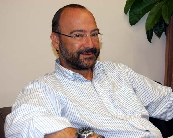 Luis Rogelio Rodríguez-Comendador haciendo su invitación a participar en la Feria