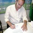 el portavoz firmando iniciativas