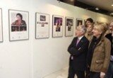 GABRIEL AMAT Y ELOISA CABRERA CONTEMPLANDO LA EXPOSICION DE FOTOGRAFIAS