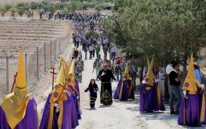 Cientos de Pulpileños acompañaron al Nazareno en la subida al Monte Calvario.