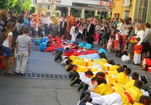 El Ángel encarnado por una niña pasa sobre los cuerpos de los judios en señal de victoria de la vida sobre la muerte, simbolizando la Resurrección.