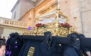 El cuerpo de Jesús yace en Santo Sepulcro durante la procesión del Santo Entierro del Redentor