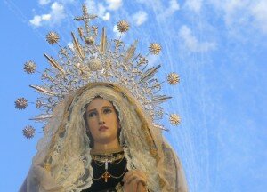 El estruendo de los cohetes tras la imagen de la Virgen de los Dolores simboliza la esperanza y la alegría por la resurrección de Jesucristo