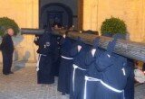 La Hermandad de La Redención porta sobre sus hombros la cruz invitando a compartir su pesada carga a través de la oración
