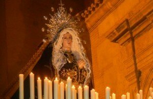 La Virgen de los Dolores recorre en soledad las calles de Gádor mostrando su dolor y aflicción por la muerte de su hijo
