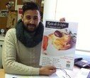 El concejal con el cartel de la Ruta de la Tapa de este año