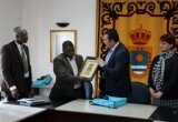 Entrega del Escudo del municipio al Secretario de Estado