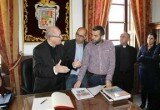 Alcalde y concejal de Cultura muestran al Obispo el estudio realizado