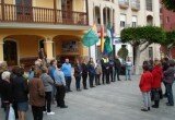 Los gadorenses han guardado un minuto de silencio en la céntrica Plaza de la Constitución