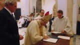 MOMENTO DE LA FIRMA DEL OBISPO, EL ALCALDE Y EL PÁRROCO