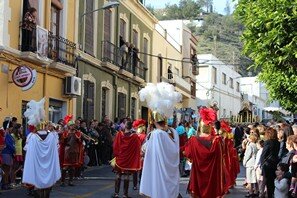 Todo el pueblo de Gádor se echa a la calle para presenciar el encuentro del Cristo Resucitado
