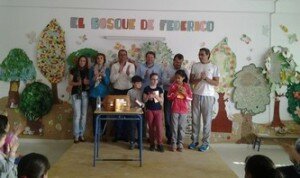 Entrega de libros a la Biblioteca del CEIP Federico García Lorca por parte del alcalde y de varios concejales