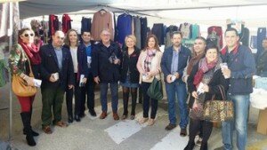ELOISA CABRERA, JESÚS CAICEDO Y MARIBEL SÁNCHEZ EN EL MERCADILLO DE ALBOX