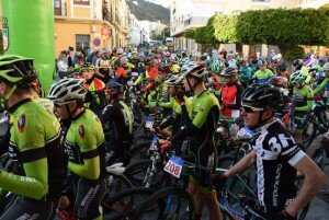 Cientos de corredores han tomado Gádor con sus bicicletas de montaña para participar en esta prueba