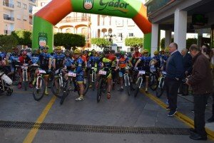El alcalde, Eugenio Gonzálvez, junto al concejal de Deportes supervisan el arranque de la prueba