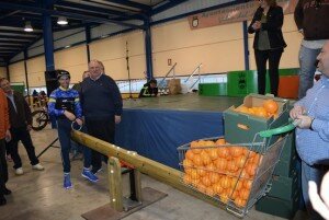 El ganador de la prueba recibe, además de trofeo, su peso en naranjas