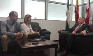 ROSALÍA ESPINOSA Y AMÓS GARCÍA CON EL JUEZ DECANO LUIS MIGUEL COLUMNA