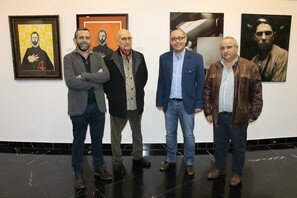 Alcalde y concejal junto al artista y el comisario de la muestra en la inauguración