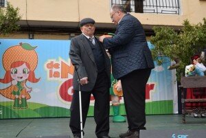 El alcalde de Gádor impone el premio de la Naranja de Oro al agricultor ejemplar, Francisco Trujillo