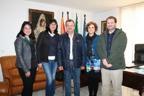 El alcalde de Pulpí junto a los ediles de servicios sociales y cultura, la pta. de la asociación La Esperanza y la directora de Casa Tejá