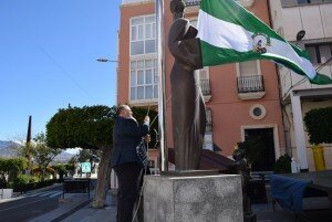 El izado de la bandera de Andalucía al son del himno ha sido el momento mas solemne del acto
