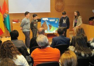 Exposición del trabajo científico de uno de los equipos finalistas de la V Semana Ciencia