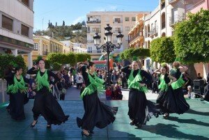 La actuación de la Escuela Muncipal de Baile ha puesto la nota de color en el Día de Andalucía