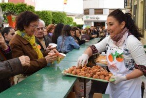 Los asistentes han disfrutado con el zumo natural de naranja y los papaviejos, productos tipicos de Gádor