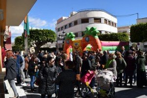 Los vecinos han compartido esta celebración en la plaza disfrutando de un rido tentempié andaluz