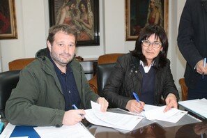 Momento de la firma del convenio (Juan Bautista López, alcalde en funciones y Mª Rosa Segura, Pta. Asociación La Esperanza