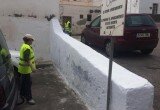 Saneando el muro de la calle Juan Oña