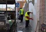 Trabajadores arreglan el muro del monumento a Las Animas