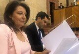 CARMEN CRESPO JUNTO A JUANMA MORENO HOY EN EL PLENO DEL PARLAMENTO