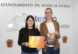 Teniente Alcalde y concejal con los dípticos de la programación