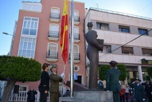 Momento solemne del izado de la Bandera de España