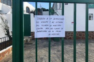 CARTEL-A-LAS-PUERTAS-DEL-COLEGIO-DE-FELIX