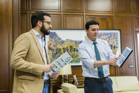 Programa Reconecta presentacion Junta de Gobierno Local Presidente Álvaro Izquierdo Pagina web Programa Almería. Reunión Despacho. Pantalla.