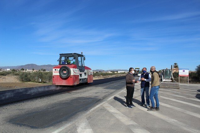 Alcalde de Pulpí y edil de Obras y Servicios del Ayuntamiento visitando las actuaciones en las carreteras de Pulpí