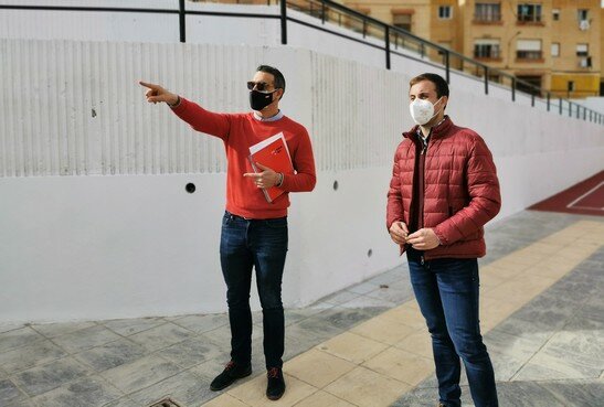 ConcejalAlfonsoGarcíaConTécnicoSupervisandoTrabajos