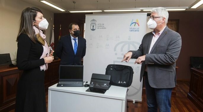 Ángeles Martínez Vicepresidenta 2ª. Diputada Delegada de Bienestar Social entrega tablets y ordenadores al Ayuntamiento de Huércal de Almería. ISMAEL TORRES MIRAS alcalde de Huércal de Almería